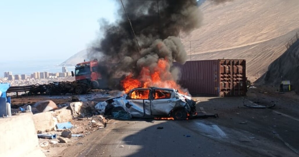 Accidente violento e incendio en Iquique causa un muerto y cuatro heridos: Se ven implicados camiones y automóviles.