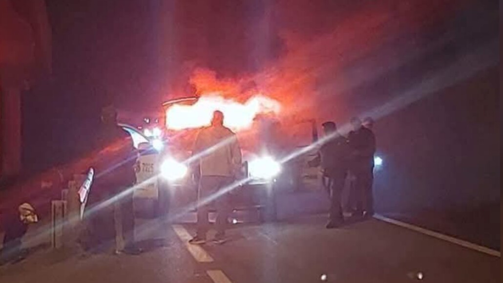 Patrulla de Carabineros quedó completamente destruida por el fuego tras incendio en la Ruta 5 Sur.