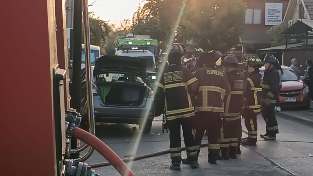 Persecución policial concluye con accidente entre un vehículo de Carabineros y tres personas lesionadas en Cerro Navia.