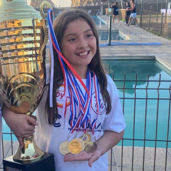 Joven nadadora de Talca brilla en la Copa Constitución 2025.