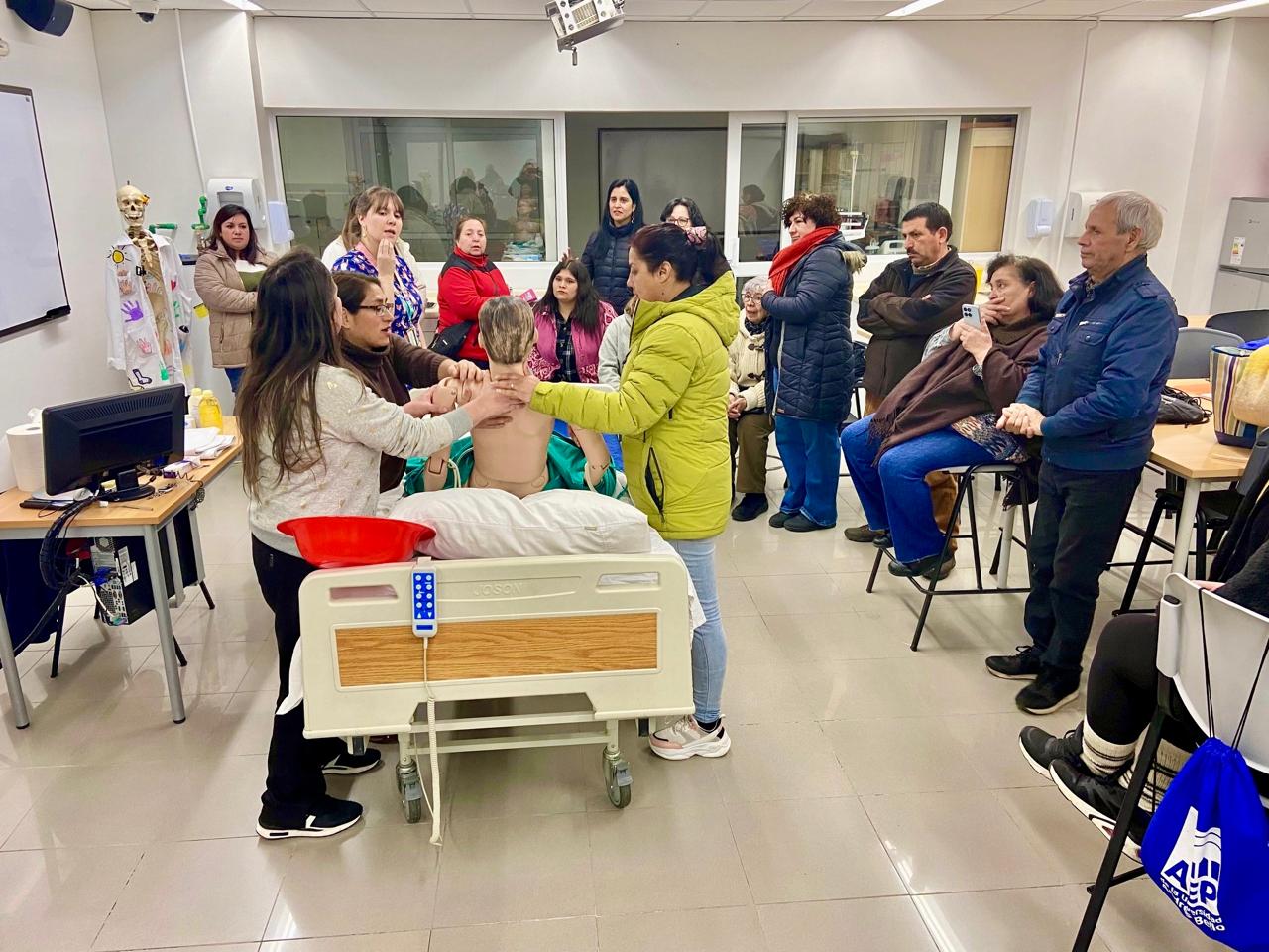 FOSIS y AIEP: Formación en Atención a Personas de la Tercera Edad.