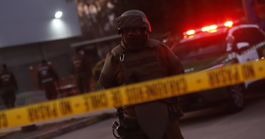 Carabinero en estado crítico y delincuente fallecido tras intento de encerrona en Ñuñoa.