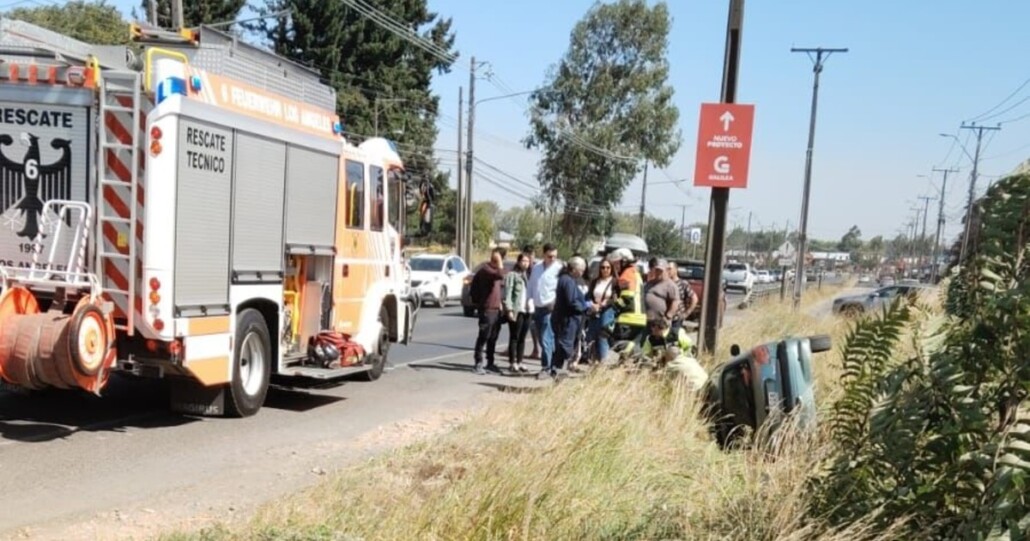 Accidente y vuelco de automóvil deja varios heridos en Los Ángeles.