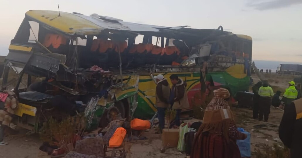 Casi 40 fallecidos y alrededor de 30 heridos tras la colisión de dos autobuses en Bolivia.