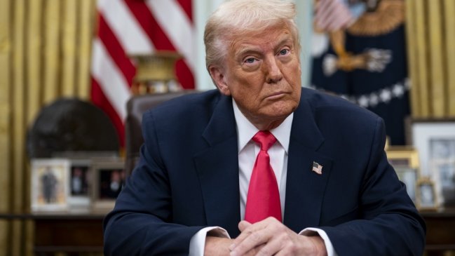 Trump declara un arancel del 25% para naciones que adquieran petróleo o gas de Venezuela.