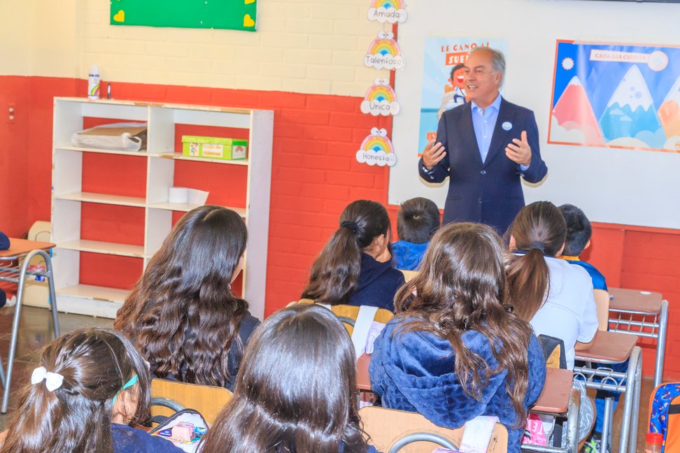 El colegio promueve la asistencia escolar a través de un programa.
