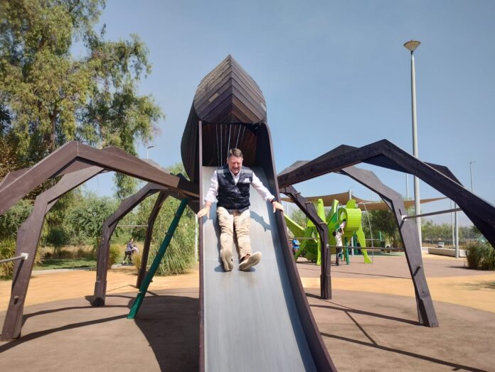 Se pone en marcha el megaproyecto urbano “Parque Mapocho Río” después de superar diversas dificultades.