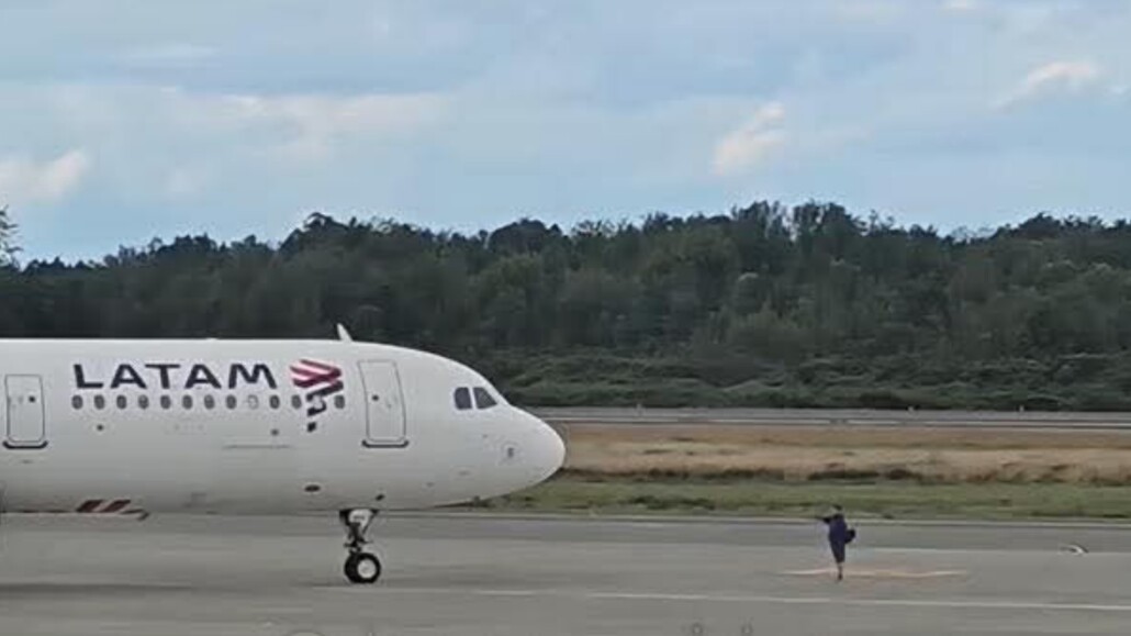 No quería perder su vuelo al Biobío y detuvo un avión que estaba a punto de despegar en Puerto Montt: hombre fue arrestado.