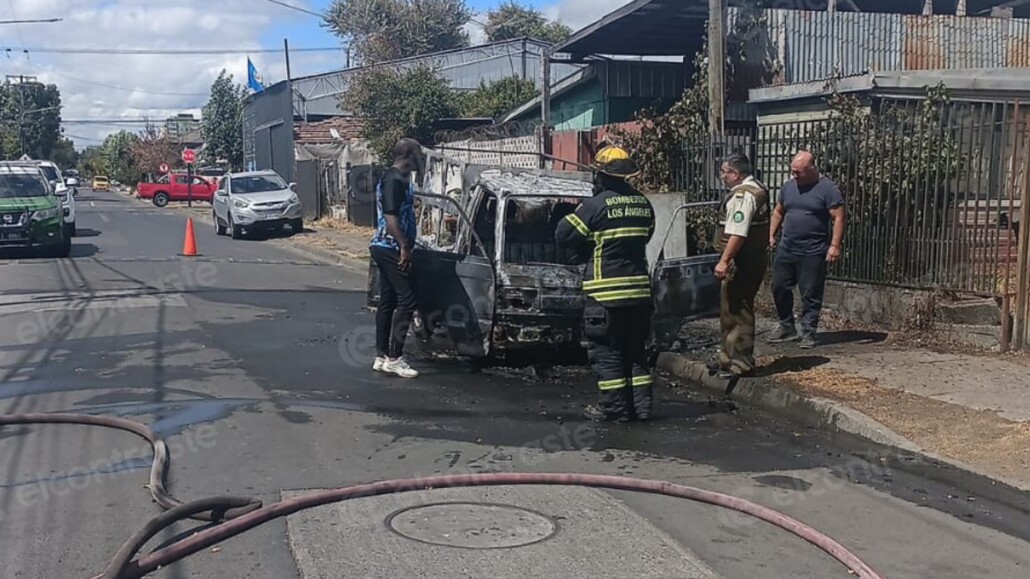 Vehículo quedó hecho cenizas a causa del fuego en Los Ángeles.