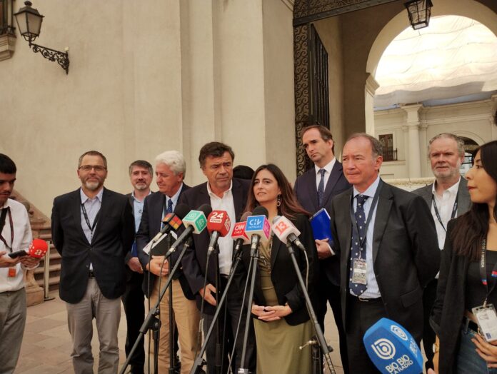 Ministro de Agricultura afirma que las relaciones con EE.UU. permanecen positivas a pesar de la amenaza de aranceles.