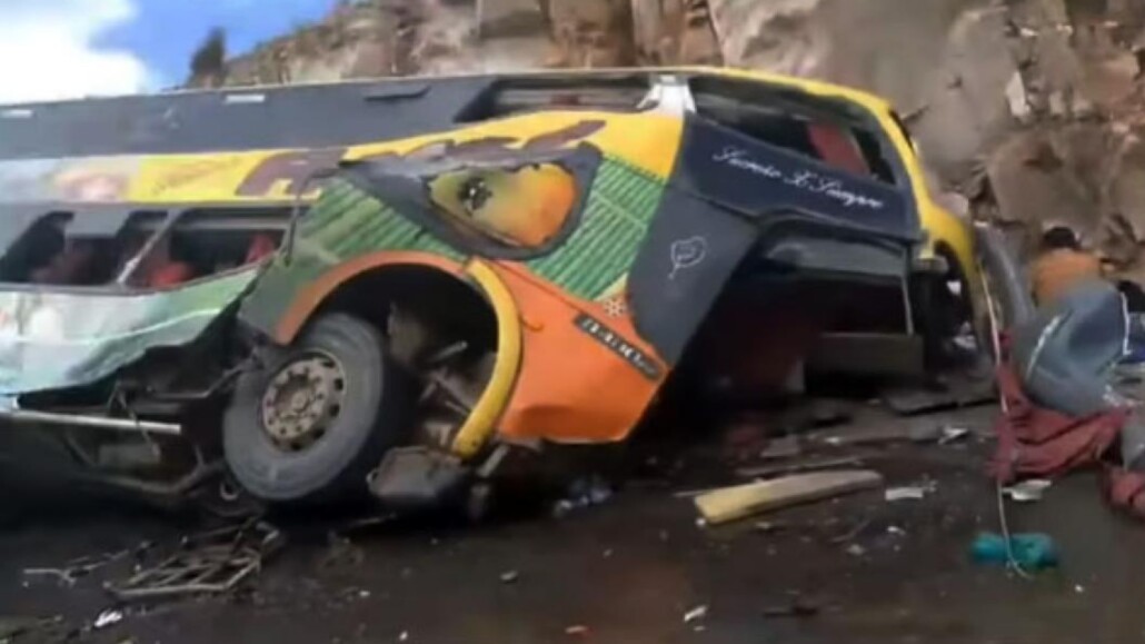 Autobús perdió el control y colisionó contra un cerro en Bolivia: 13 fallecidos y varios heridos.