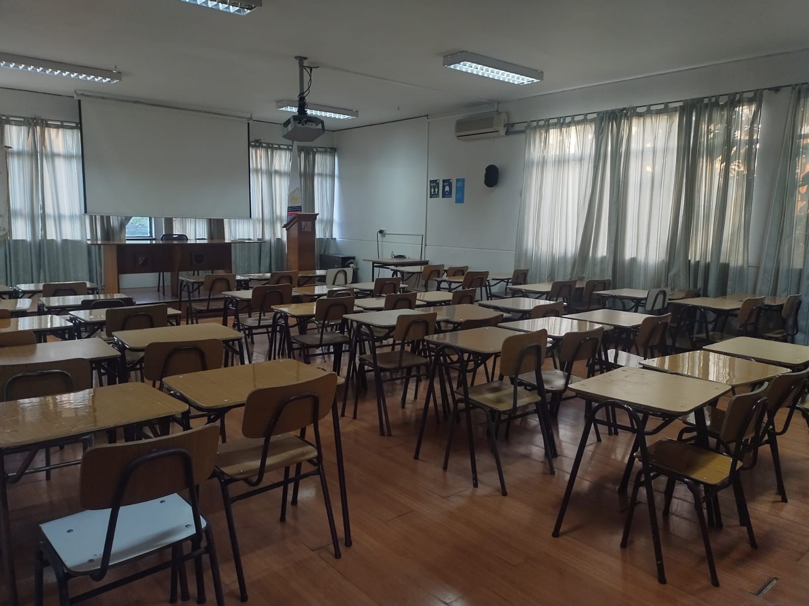 San Javier reprocha la agresión a un profesor en la escuela.