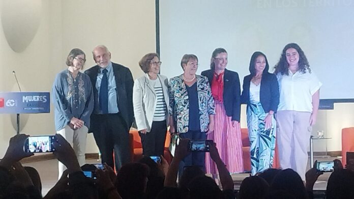 Las “indirectas” de M. Bachelet hacia la Oposición: “La democracia no es ideal, pero no existe nada superior”