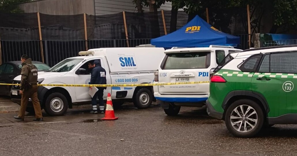 Hallan el cuerpo sin vida de una persona en un vehículo en las cercanías del Hospital de Valdivia.