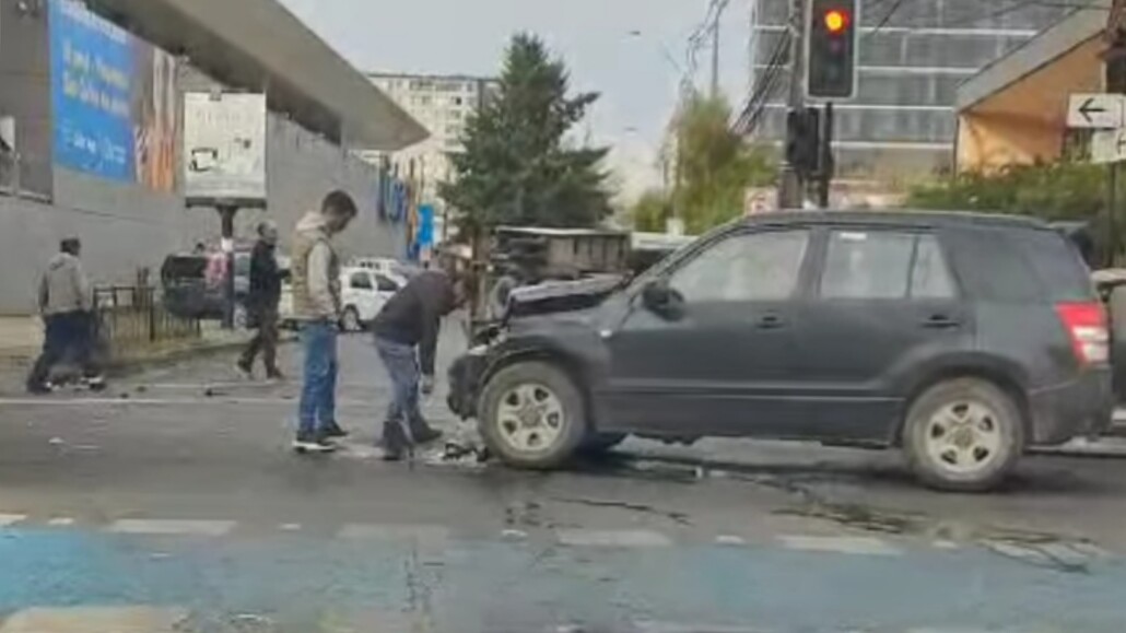 Camión se vuelca tras un accidente a pocas cuadras del centro de Los Ángeles.
