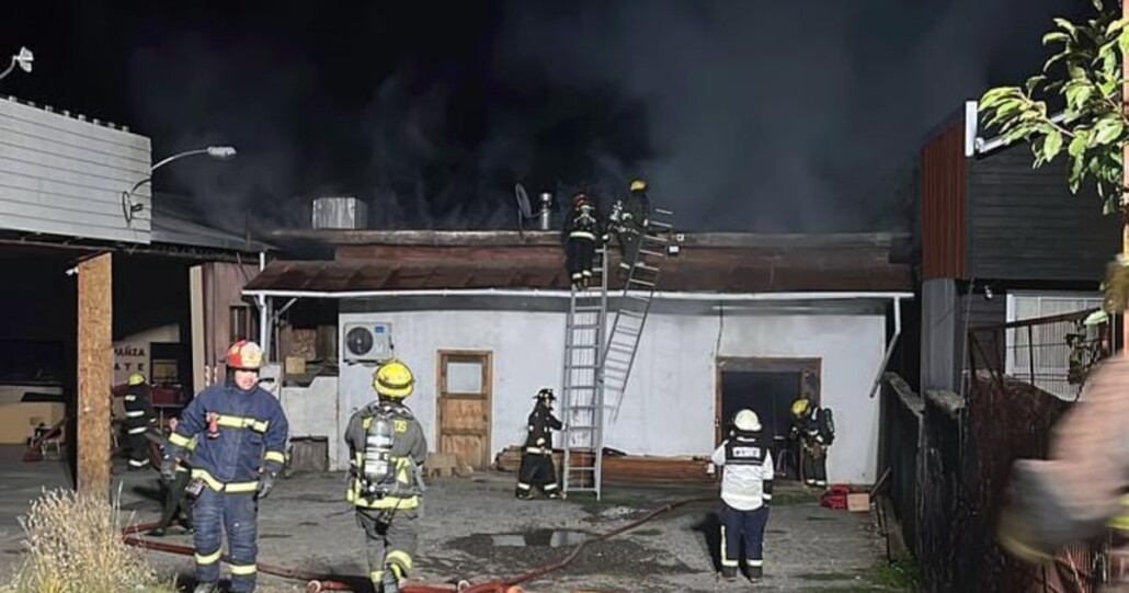 Incendio consume un cuartel de Bomberos en Lanco: Se investiga la posible intencionalidad del fuego.