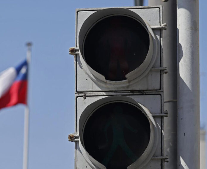 Corte de energía impacta a diversas comunas de las regiones Metropolitana y Valparaíso.
