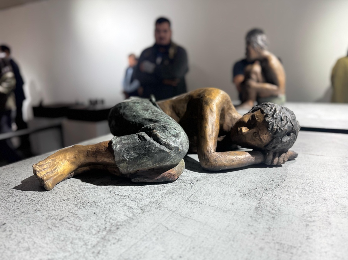 El Dr. Valdés inaugura una exposición que rememora la pesadilla del Sename.