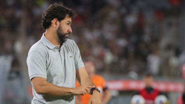 Everton de Viña del Mar comunica la salida de Gustavo Leal y designa a Julio Barroso como entrenador interino.