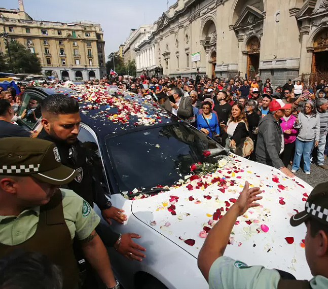 Masiva despedida a Tommy Rey en las calles de Santiago.