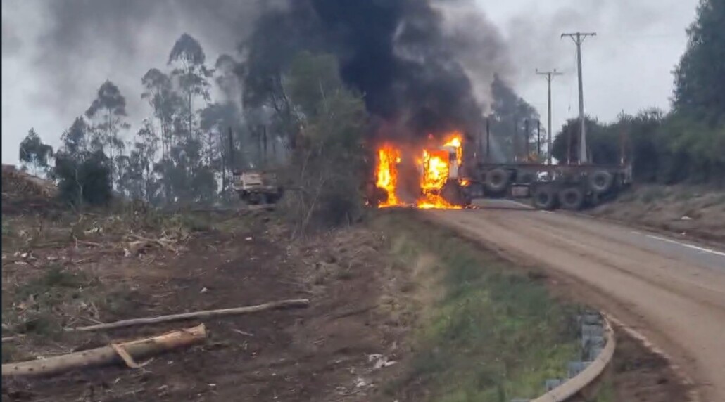 Atentado en Lautaro provoca la quema de varios vehículos y el cierre de rutas.
