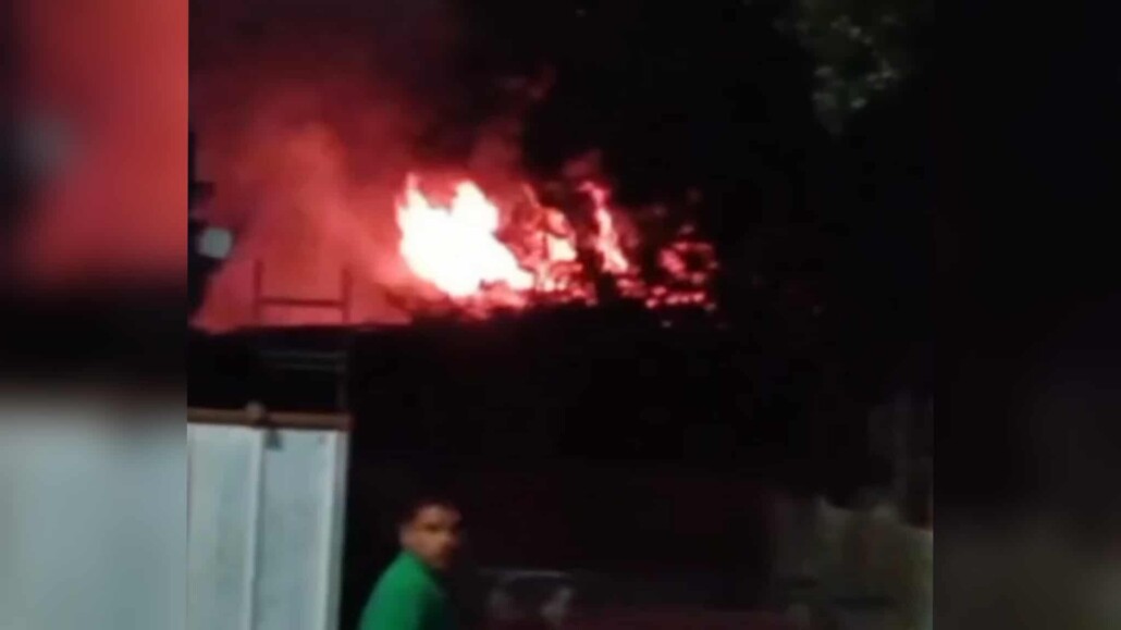Bomberos fueron atacados mientras combatían un incendio en una vivienda de Santa Bárbara.