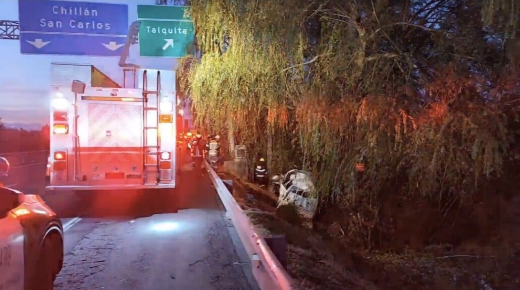 Automóvil perdió el control y cayó a una zanja en la Ruta 5 Sur: Una persona ha fallecido.