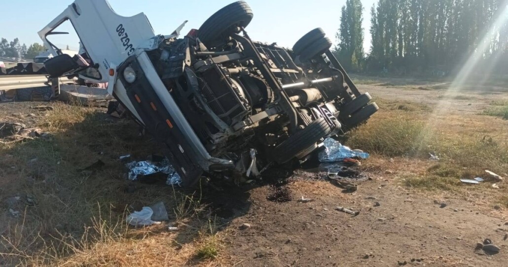 Trágico accidente en la Ruta 5 Sur deja dos muertos: Camión chocó contra dos autos pequeños.