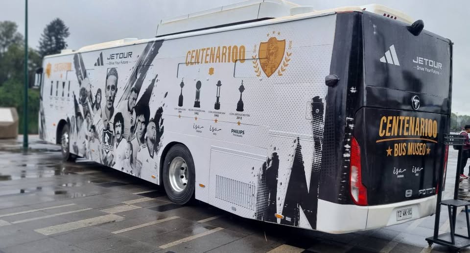 El bus centenario de Colo Colo ya está en Los Ángeles: Descubre cuándo y dónde podrás visitarlo.