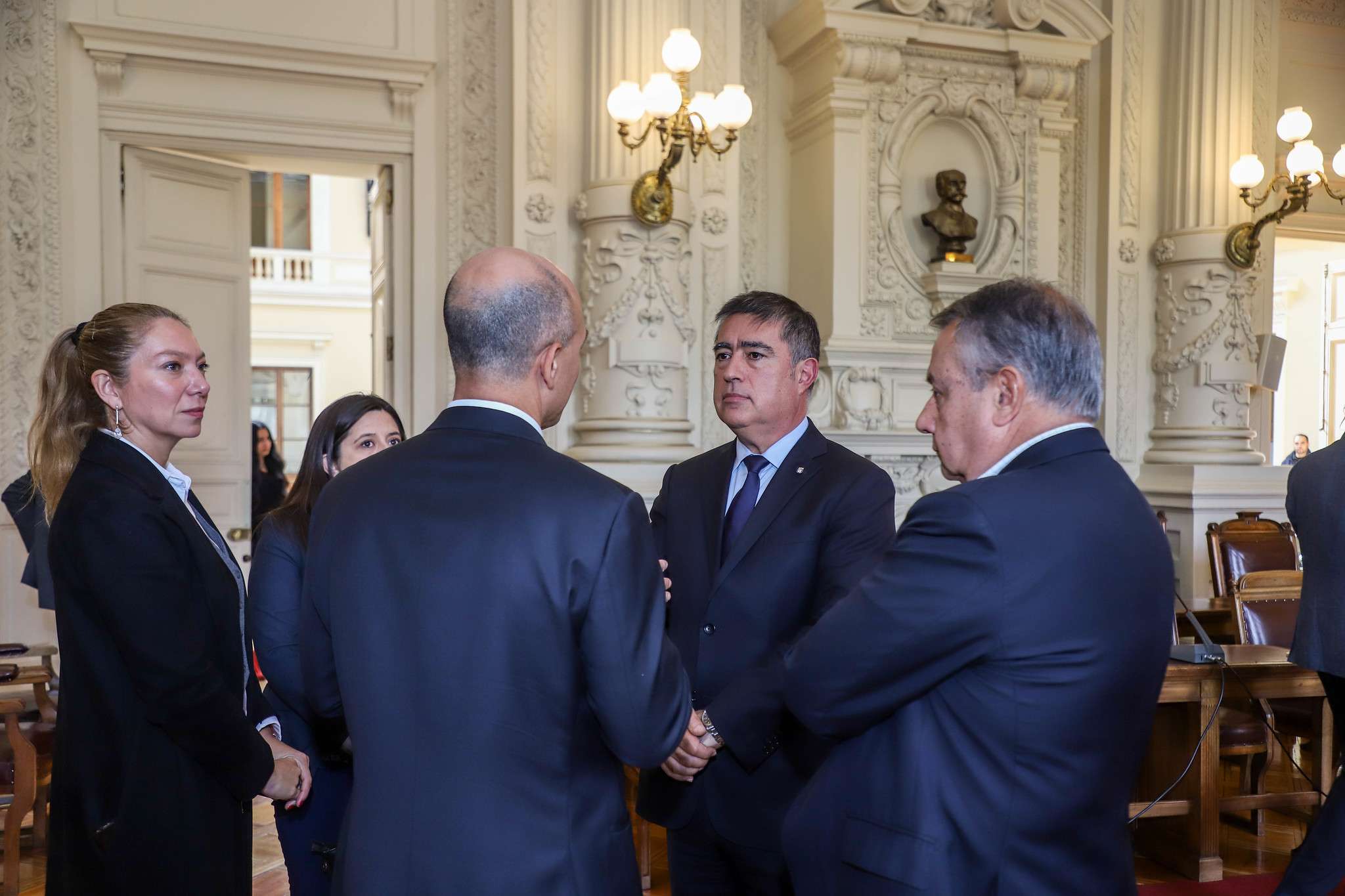 El alcalde Desbordes y los rectores universitarios crean una mesa de trabajo para abordar la seguridad en Santiago.