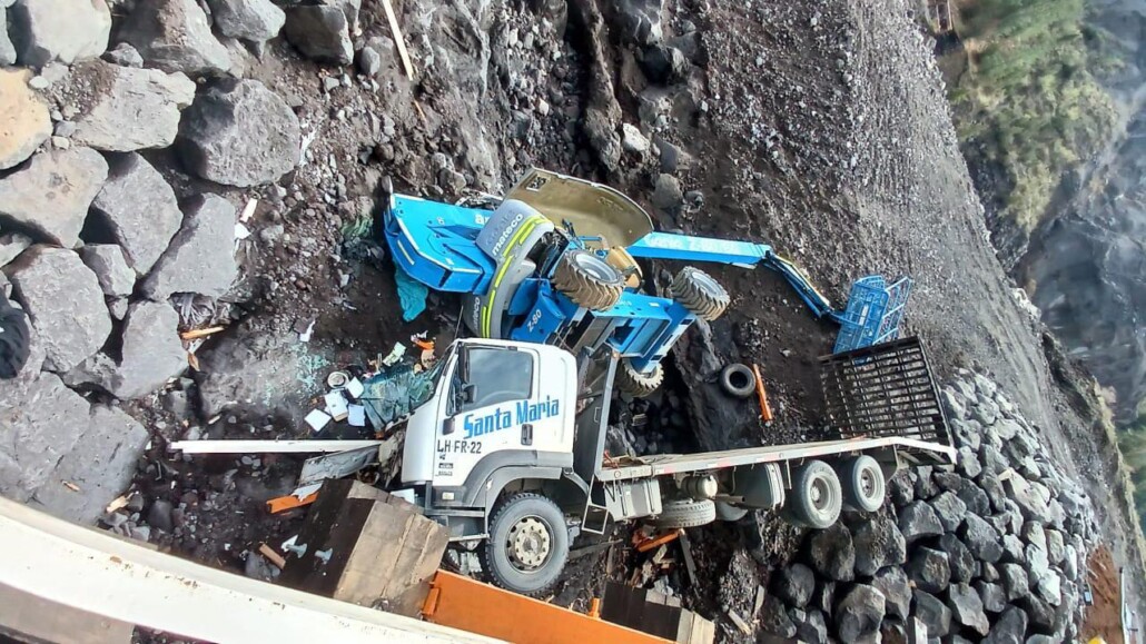 Camión se desploma desde un puente en la Ruta Internacional de Pichachén en Antuco: Conductor en estado grave.