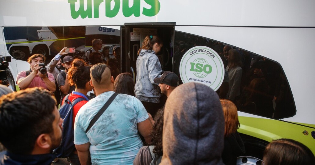 Destacada compañía de autobuses ofrece descuento para viajar fuera de Los Ángeles y su área con esta tarjeta.