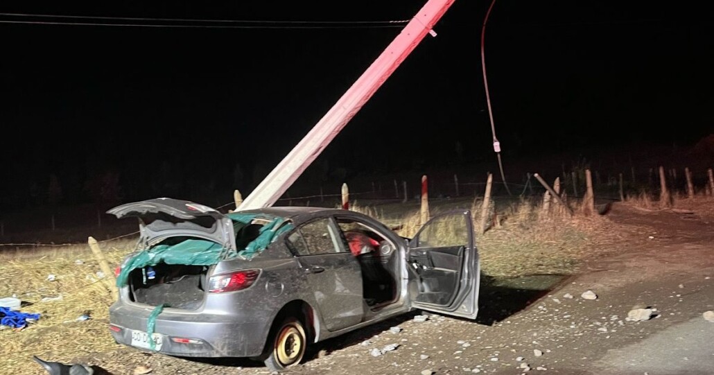 Accidente de alta energía contra un poste en Nacimiento causa la muerte de un conductor.
