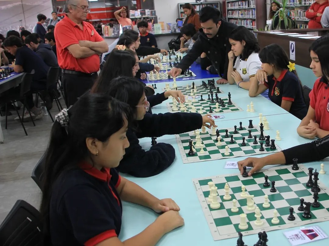Estudiantes de Recoleta destacan en el campeonato comunal de ajedrez.