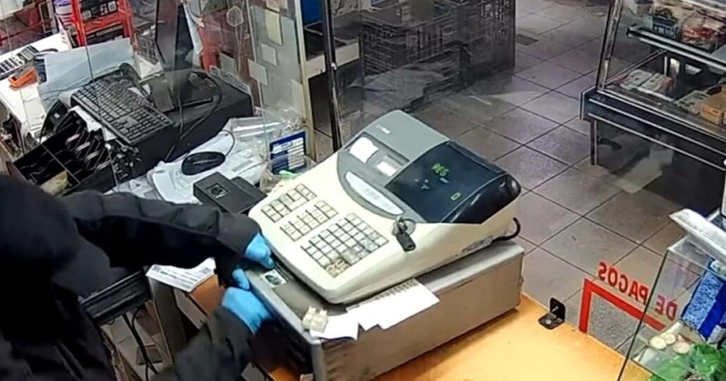 Violento asalto a un reconocido local comercial en Angol: delincuentes amenazaron a una familia con armas.