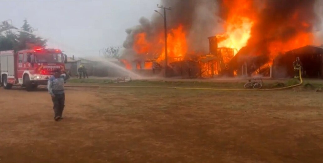 Una mujer pierde la vida en un voraz incendio en Los Álamos: Dos casas y tres vehículos resultaron destruidos por las llamas.