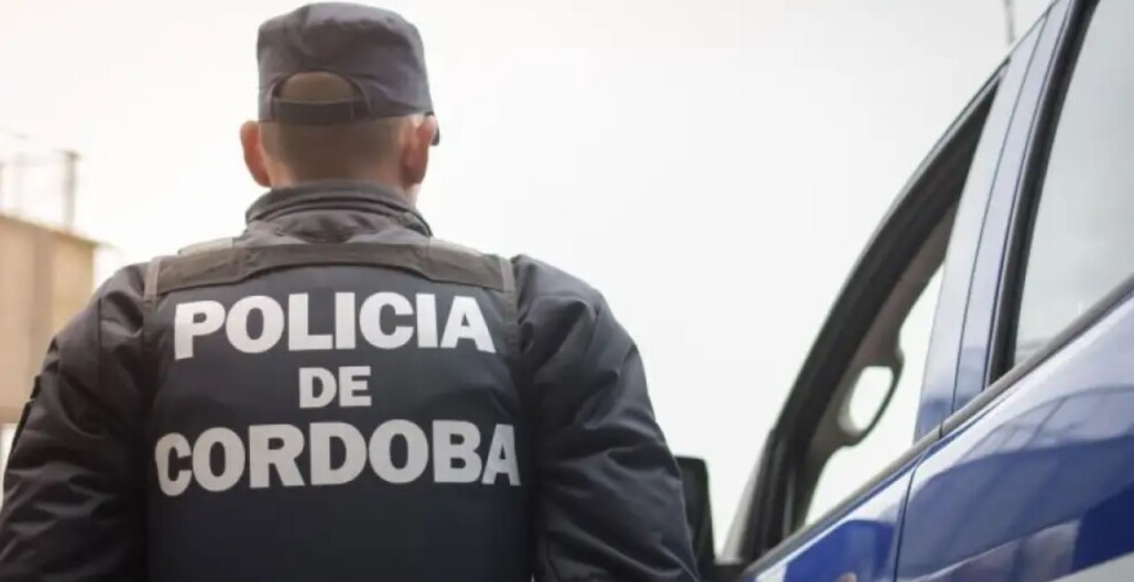 Niña fallece tras ser atropellada por su padre al conducir marcha atrás en Argentina.