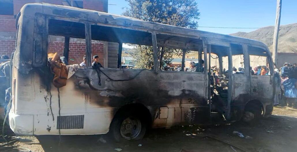 Explosión en Bolivia causa incendio en bus escolar, dejando varios niños muertos y heridos.