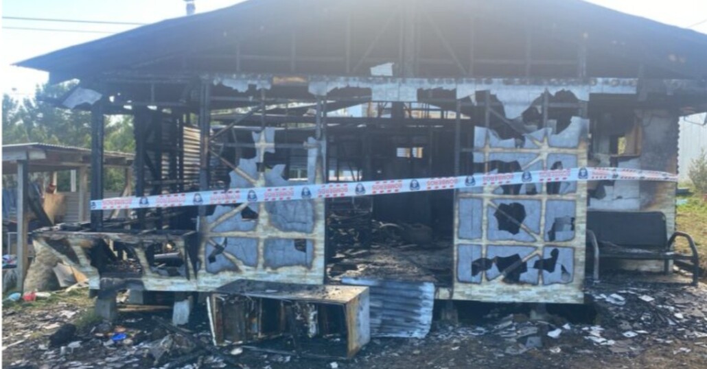 Mujer fallece al quedar atrapada en un incendio que arrasó su hogar en San Juan de la Costa.