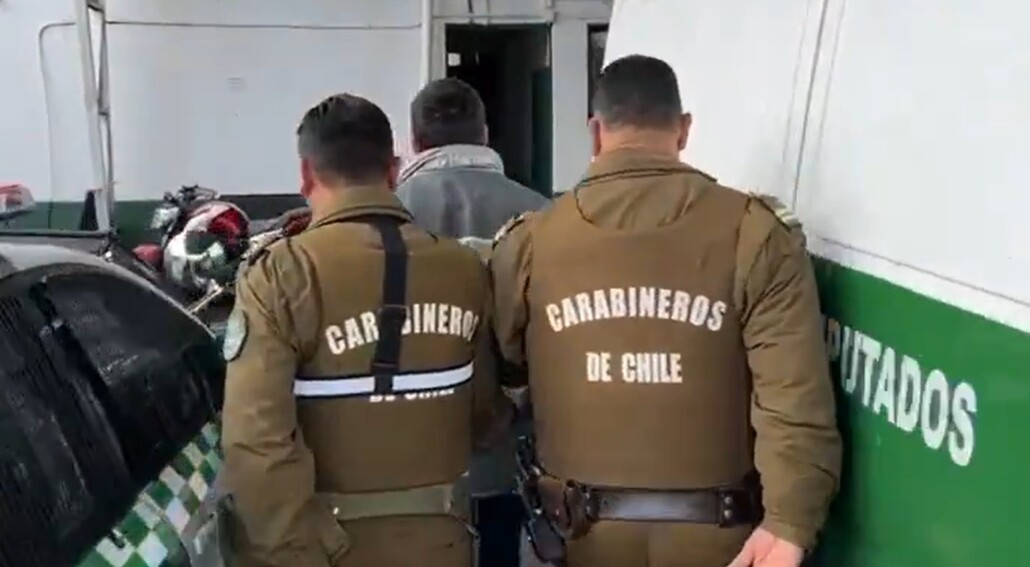 Persecución en una zona rural de Los Ángeles concluyó con cinco arrestos y la incautación de armamento y drogas.