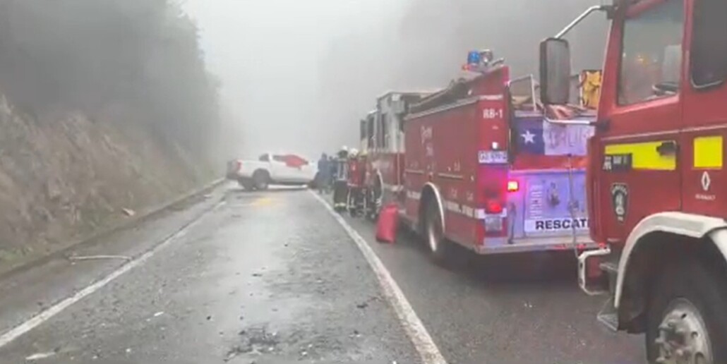 Trágico choque frontal entre vehículos causa la muerte de una persona y deja varios heridos en Constitución.