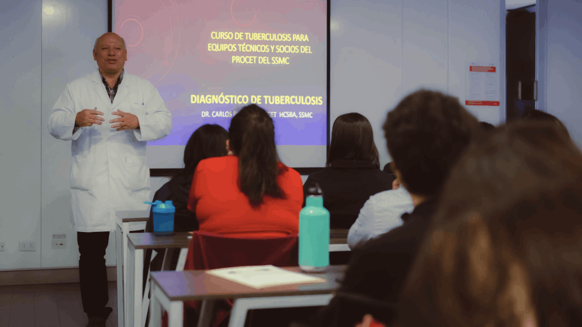 Funcionarios del HCSBA brindan capacitación sobre tuberculosis a APS de Santiago.