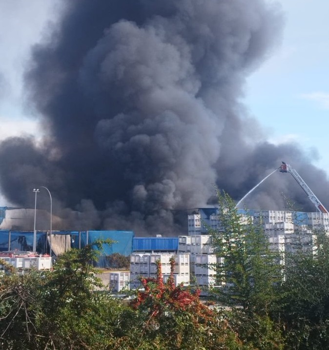 Enorme incendio en Paine lleva a la suspensión de clases.