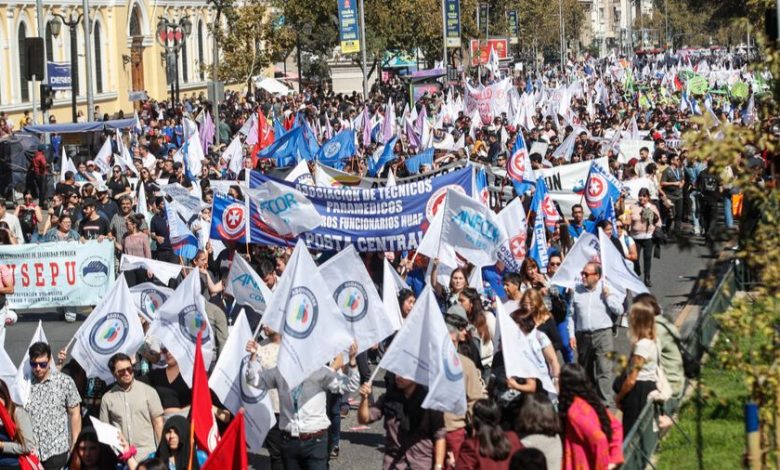 Santiago: Empleados protestan en el contexto del paro nacional convocado por la CUT.