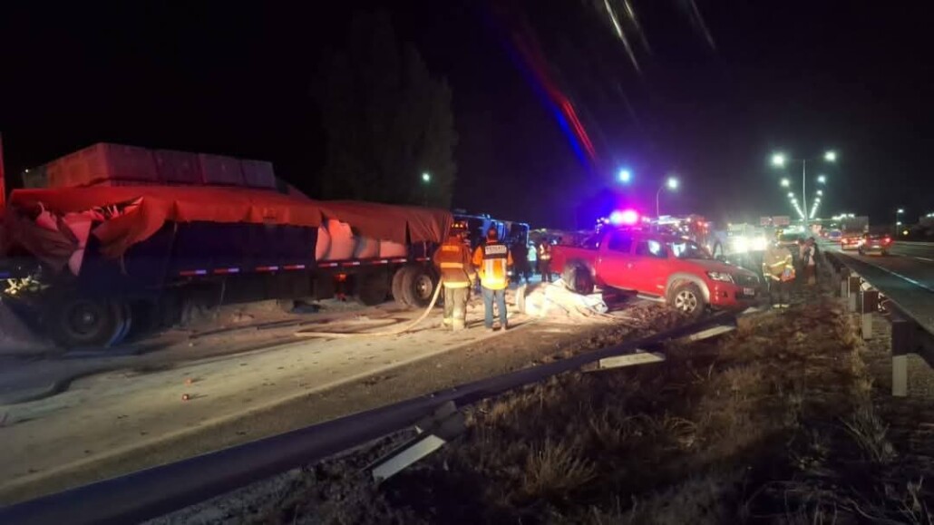 Triple choque entre dos camiones y una camioneta causa al menos una muerte y varios heridos en el Maule.