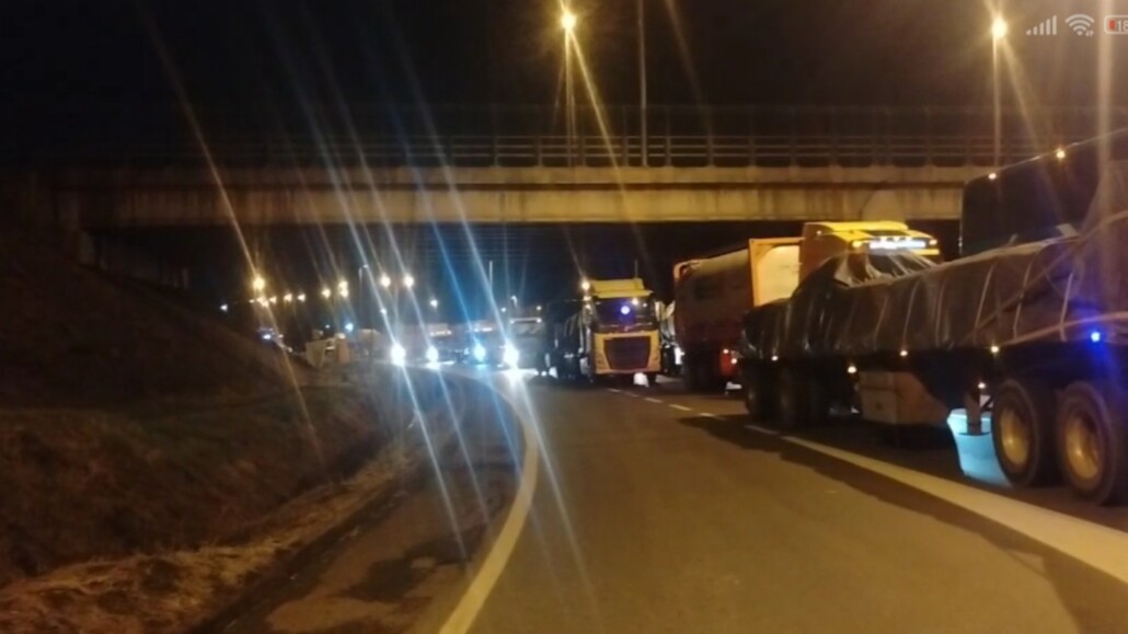 Ruta 5 Sur está cerrada debido a disparos contra camiones en La Araucanía.