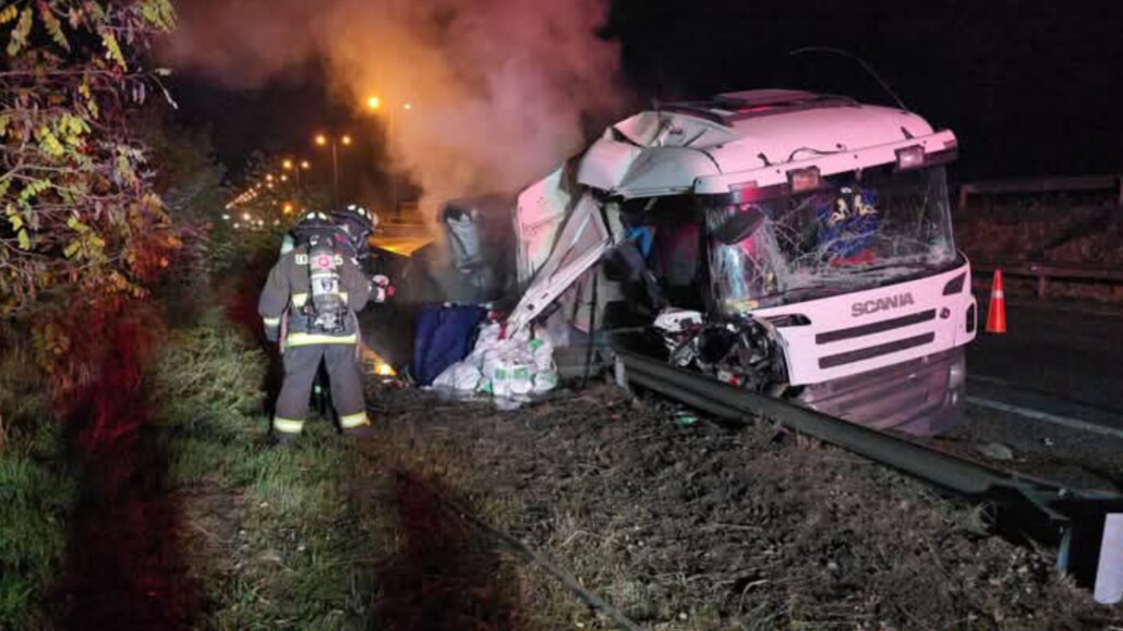 Camión se accidentó e incendió en la Ruta 5 Sur, cerca de Cabrero: Conductor logró escapar por poco.