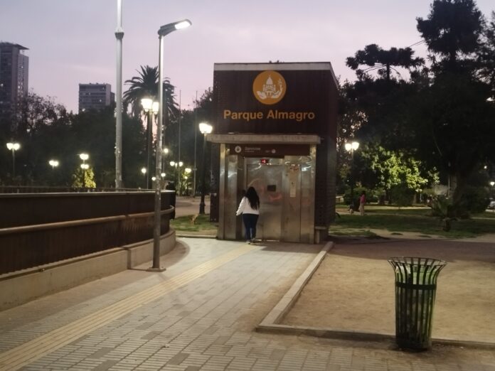 Alcaldes de Santiago y Renca informan sobre el cierre con enrejados de parques comunales.