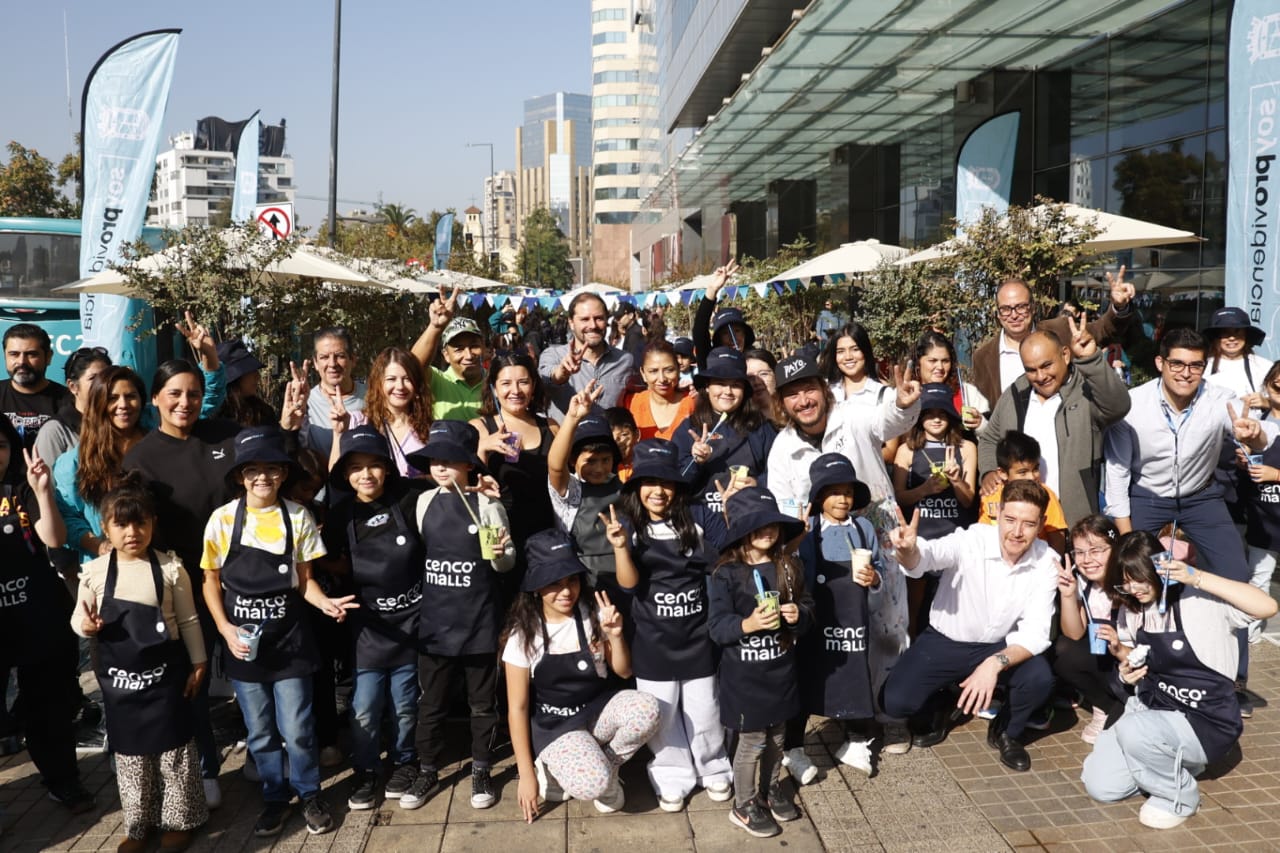 La Municipalidad de Providencia y Cenco Costanera transforman esferas artísticas para revitalizar el área.