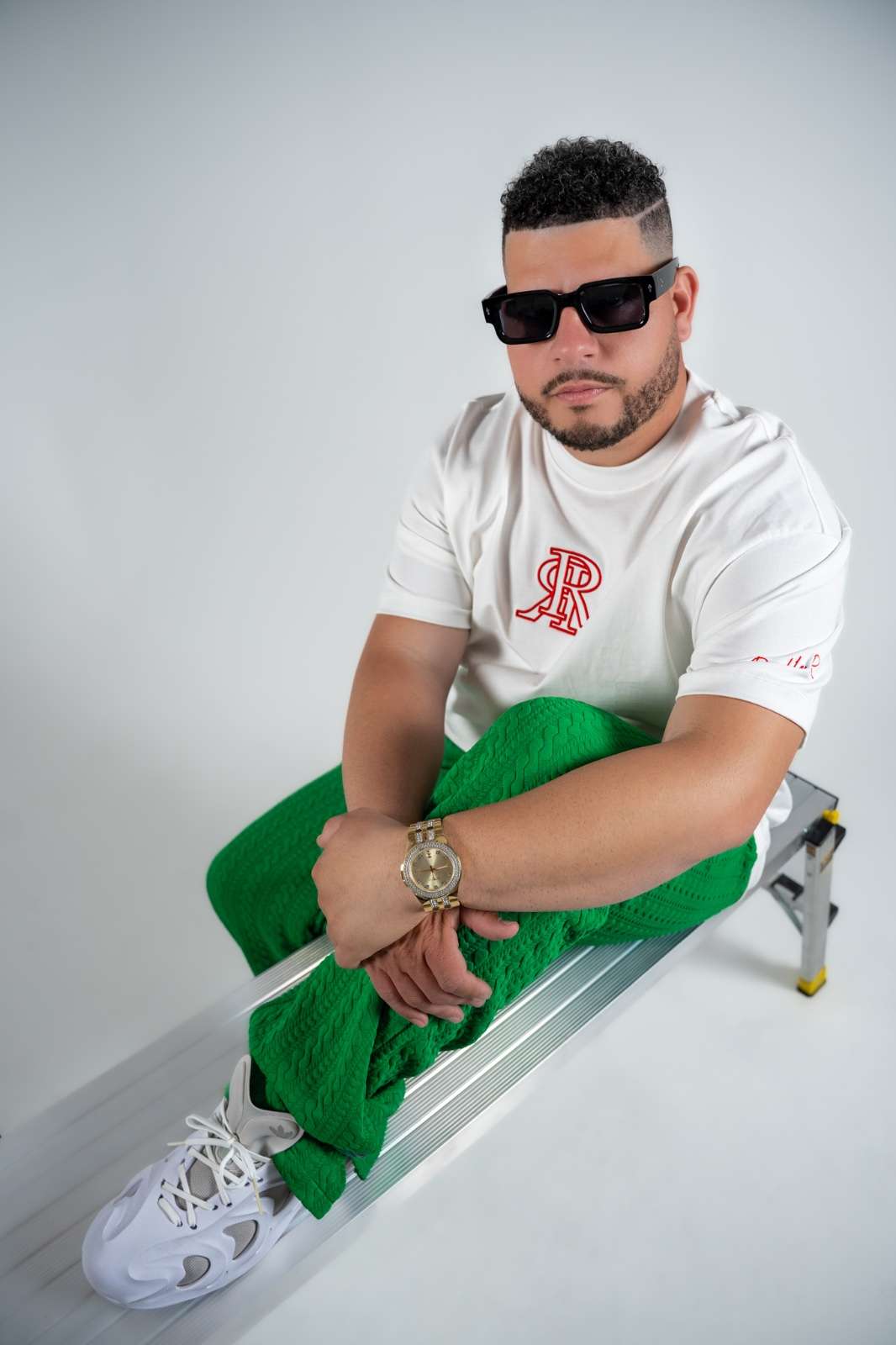 «Cursi» es el nuevo tema lanzado por Julián Casanova.